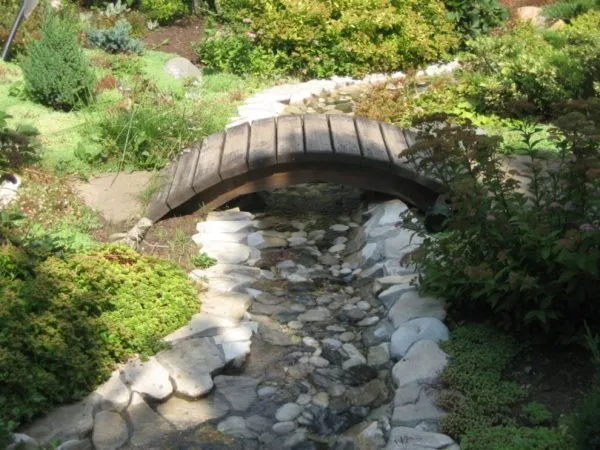 Ручей с мостиком в саду