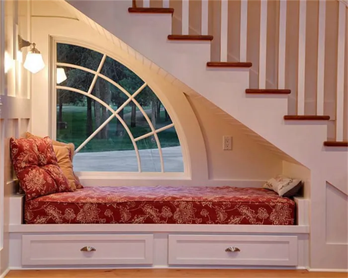 Кровать под лестницей