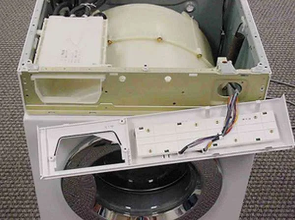Описание начальных этапов разборки стиральной машины Indesit