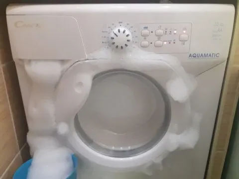 Место для забрасывания жидкого моющего средства в стиральную машину