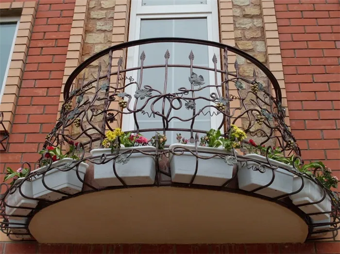 Французский балкон с ограждением из кованого железа