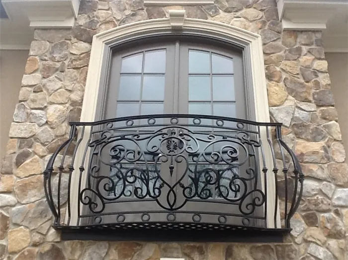 Французский балкон с декоративными элементами