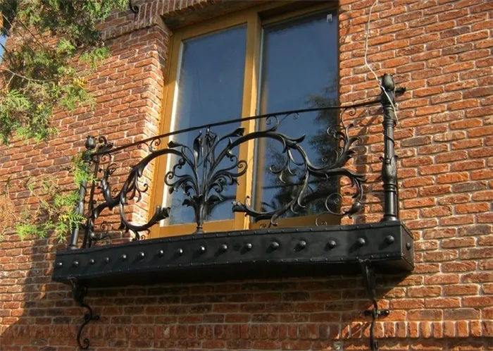 Французский балкон с ограждением из кованого железа