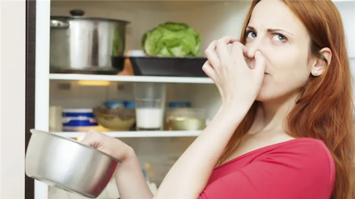 Πώς να πλύνετε το εσωτερικό του ψυγείου για να σκοτώσετε την οσμή