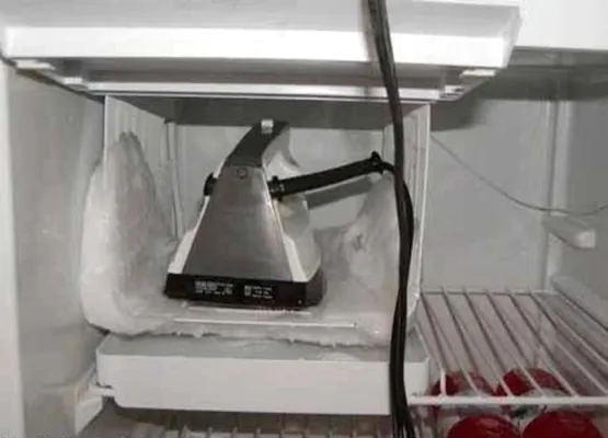 Πώς να πλύνετε το εσωτερικό του ψυγείου για να σκοτώσετε την οσμή