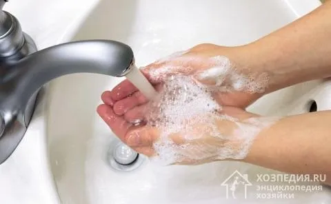 Тщательно вымойте руки с мылом, пищевой содой и рассолом пемзы, чтобы удалить с кожи остатки свежего клея.