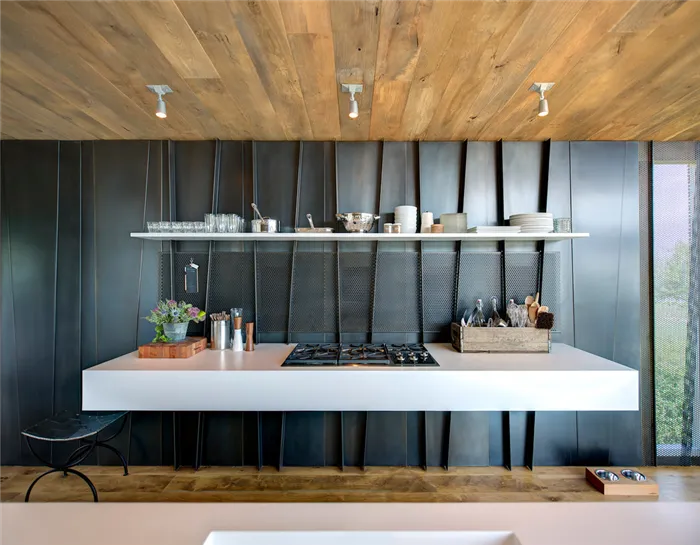 Оригинальный дизайн деревянного потолка на кухне