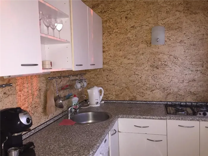 Облицовка стен пробкой на кухне