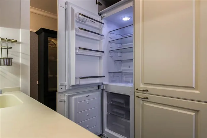 Холодильник рядом с другим холодильником