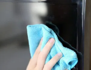 Не используйте моющие средства и влажные ткани