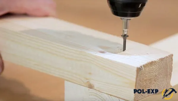 Закрепите древесину с помощью саморезов.