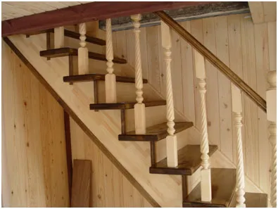монтаж перила деревянной лестницы