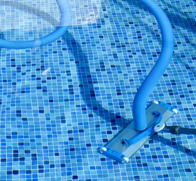 Очистка бассейнов с помощью специального оборудования