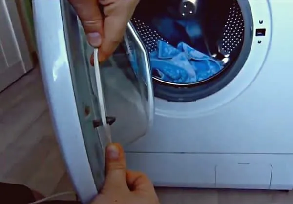 Зацепите предохранитель стиральной машины кабелем или проволокой.