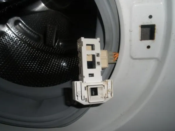Блокировка люка стиральной машины