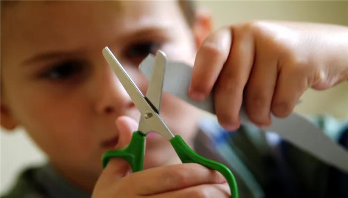 Как правильно держать детские ножницы