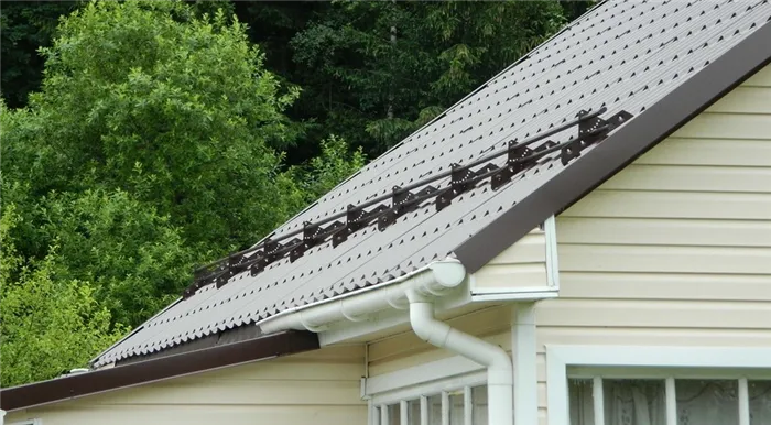 Как правильно устанавливать снегозадержатели на крышах