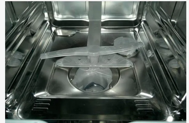 Извлечение сливного фильтра из поддона посудомоечной машины и откачка воды для самостоятельной сборки