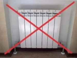 Не размещайте жалюзи на радиаторах отопления.