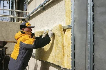 Для высококачественной облицовки наружных стен изоляционный слой должен быть установлен как можно более равномерно.