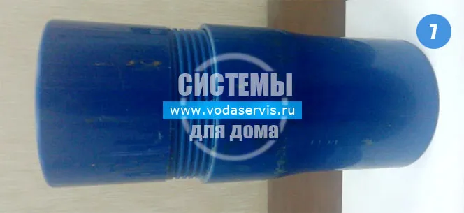 Пластиковая труба ПВХ из артезианской скважины Фото Фотография