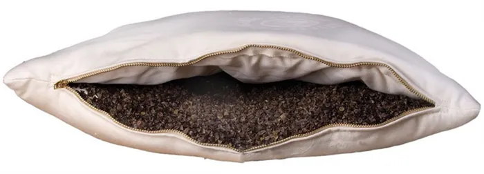 За натуральными подушками нелегко ухаживать - скорее всего, их нужно подвергать химической чистке.