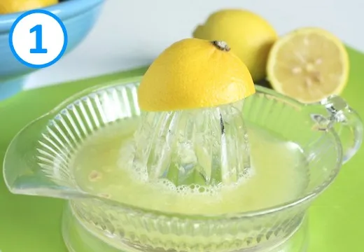Выжать лимонный сок