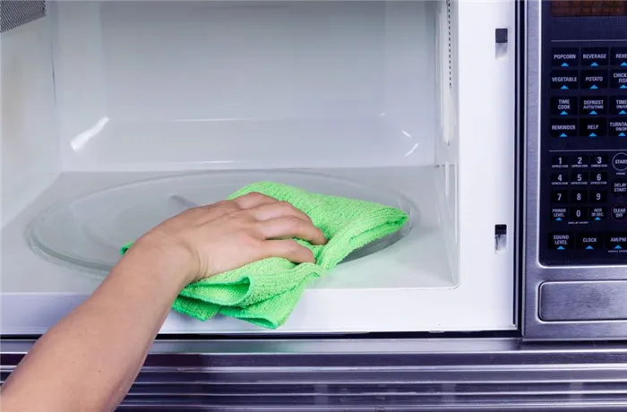 Протрите микроволновую печь мягкой губкой.