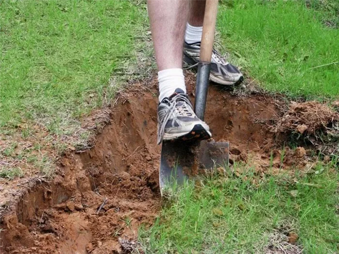 Выравнивание почвы лопатой