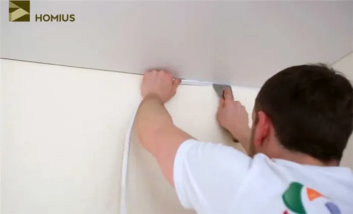 Установка маскировочной ленты, скрывающей зазор между стеной и полотном натяжного потолка