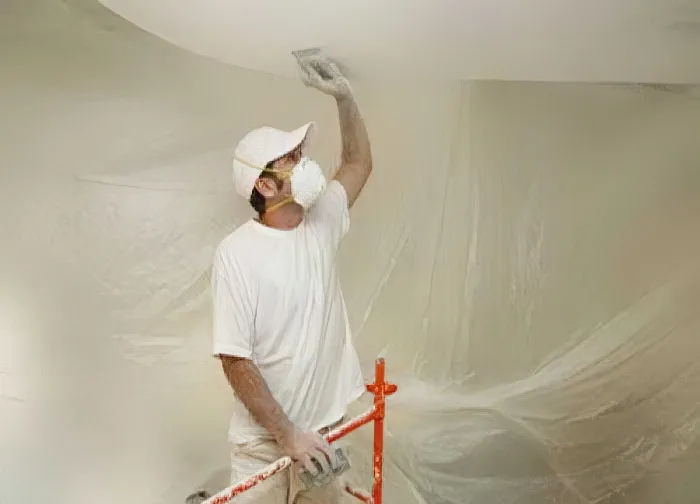 Как покрасить потолок без полос водоэмульсионным или акриловым составом вручную, правильно зашпаклевать старое покрытие и нанести раствор валиком?