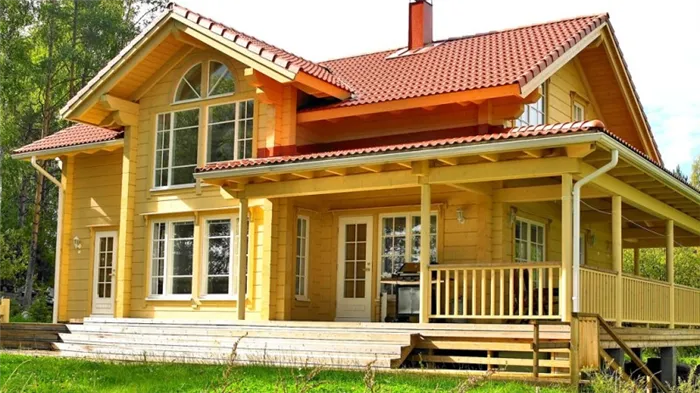 Красивый деревянный брусовой дом
