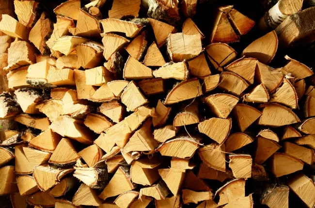 Подготовленные к использованию дрова