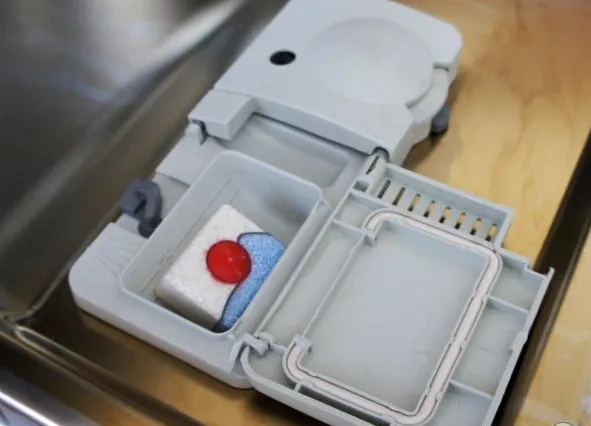 Если моющее средство для посудомоечной машины не растворяется, проверьте чистоту дозатора соли.