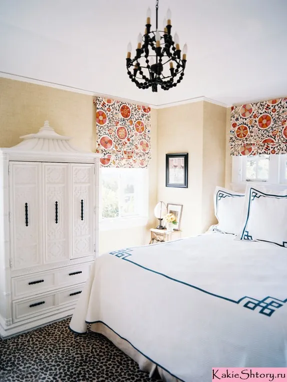 Бежевая спальня с цветочными шторами