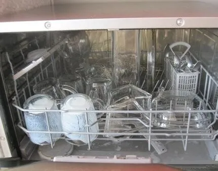 Стеклянная посуда в емкости для посудомоечной машины