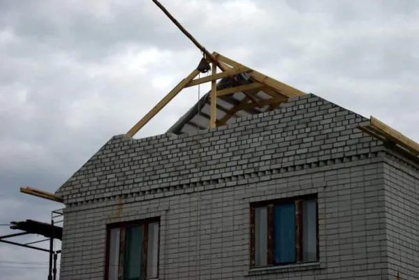Размещение фронтонной стены после завершения строительства крыши