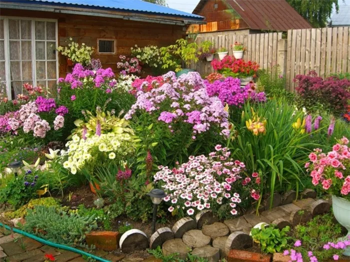 (+40 фото) Как посадить красивые цветы на даче: правила, формы и возможные конфигурации.