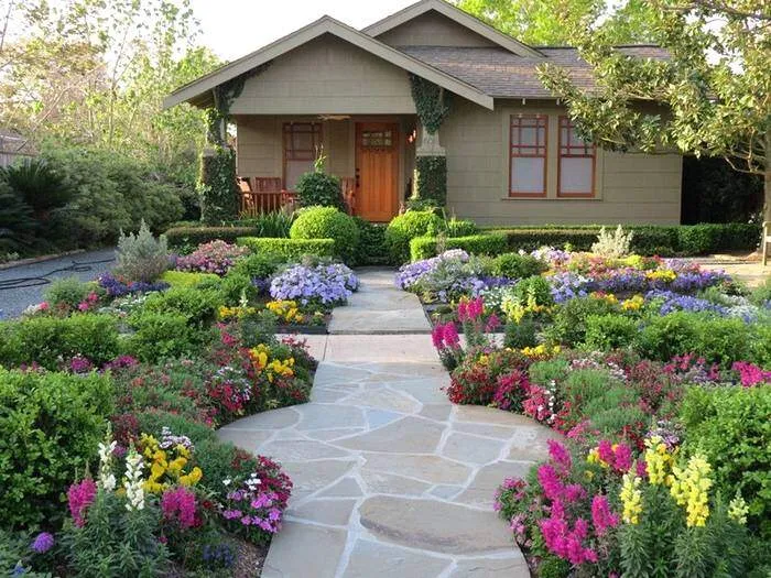 Красивый цветочный сад перед домом