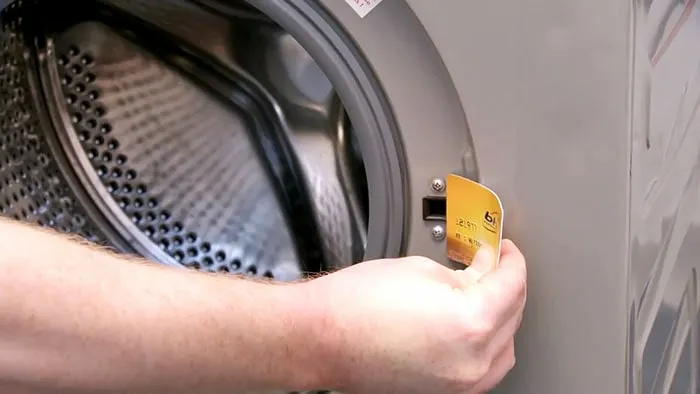 Сломанная ручка стиральной машины, как открыть дверь банковской картой или железной линейкой