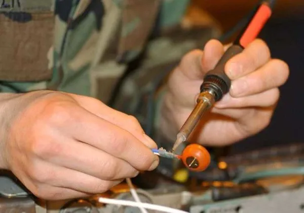 Чаще всего используется для сварки медных кабелей. с наушниками, например, при ремонте бытовой техники.