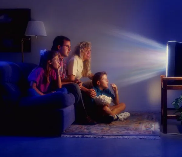 Семейный просмотр телевизора