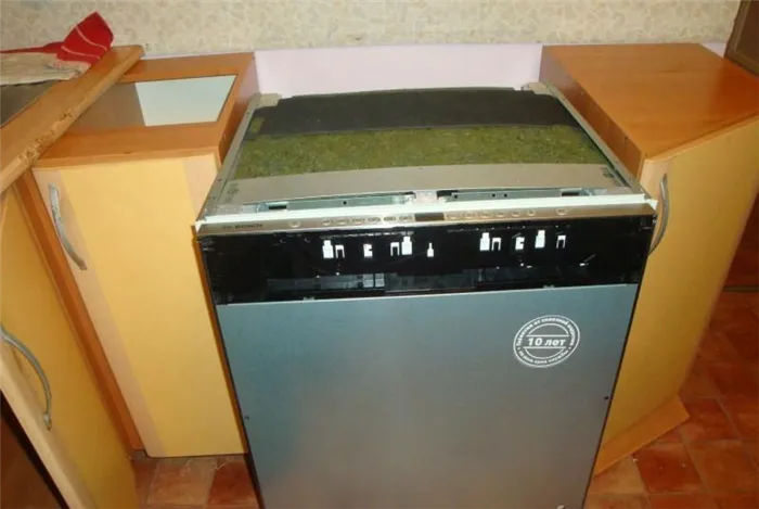 Посудомоечные машины должны быть временно сняты с верстака, чтобы их можно было разместить под верстаком.