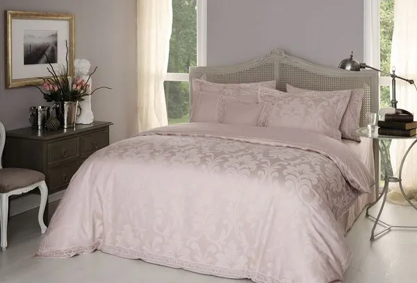 Жаккардовое сатиновое постельное белье розового цвета