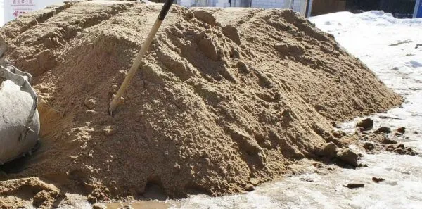 Песок, необходимый для растворного пола: речной мытый, две части (не тонкий)