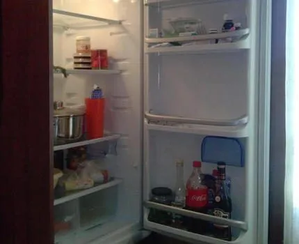 Холодильник встроен в кухонный гарнитур.