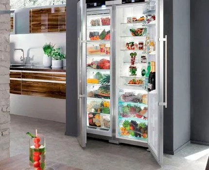 Холодильник с двумя внутренними дверцами.