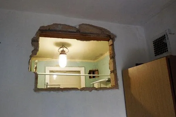Демонтаж окна между кухней и ванной