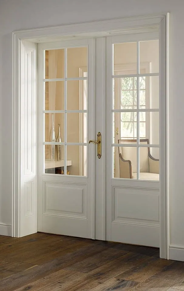 Белые двустворчатые двери со стеклянными панелями и вставками