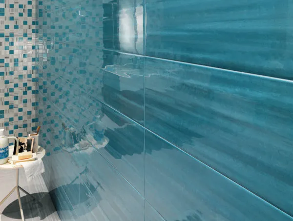 Глянцевая рельефная плитка в ванной